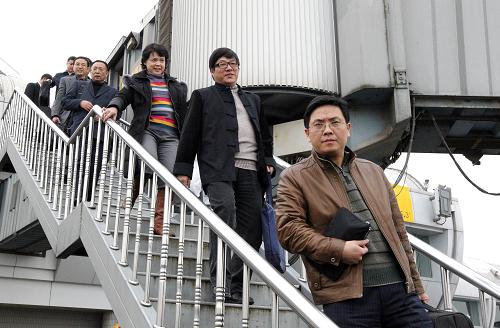 3月1日,江西省出席全国政协十一届三次会议的全国政协委员抵达北京首都机场。 新华社记者谢环驰摄