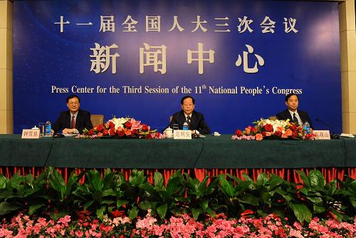 农业部有关负责人接受中外记者集体采访 3月10日,十一届全国人大三次会议新闻中心在梅地亚中心多功能厅举行主题为“继续保持农业农村经济持续稳定发展”的集体采访。农业部副部长危朝安,农业部总经济师、办公厅主任陈萌山出席并回答记者提问。 新华社记者 李紫恒摄
