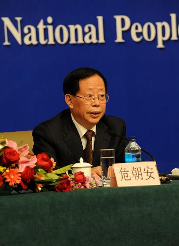3月10日,十一届全国人大三次会议新闻中心在梅地亚中心多功能厅举行主题为“继续保持农业农村经济持续稳定发展”的集体采访。农业部副部长危朝安,农业部总经济师、办公厅主任陈萌山出席并回答记者提问。 这是农业部副部长危朝安在回答记者提问。 新华社记者 李紫恒摄
