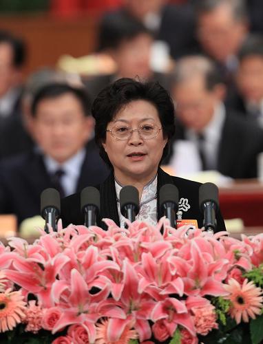 3月10日,全国政协十一届三次会议在北京人民大会堂举行第四次全体会议。这是甄砚委员代表全国妇联作《采取积极有效措施 促进女性人才发展》的发言。 新华社记者 庞兴雷 摄