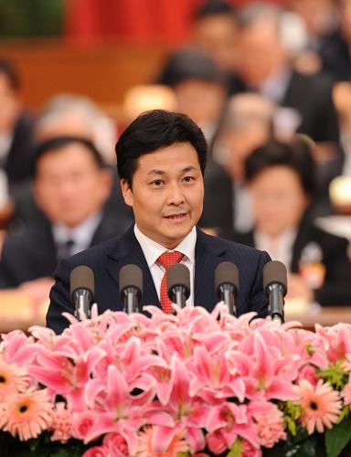 3月10日,全国政协十一届三次会议在北京人民大会堂举行第四次全体会议。这是朱奕龙委员作《发挥侨务工作优势 促进少数民族地区稳定和谐发展》的发言。 新华社记者 黄敬文 摄