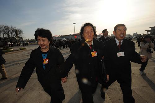 3月5日,全国人大代表抵达天安门广场。 当日,第十一届全国人民代表大会第三次会议在北京人民大会堂开幕。新华社记者 金良快 摄