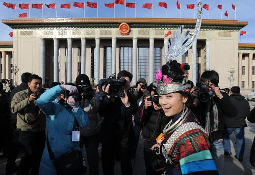 3月5日,全国人大代表雷阿幼朵抵达天安门广场。新华社记者 金良快 摄