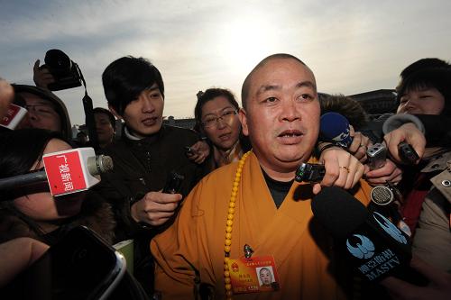 3月5日,全国人大代表释永信在大会堂前接受采访。新华社记者 金良快 摄