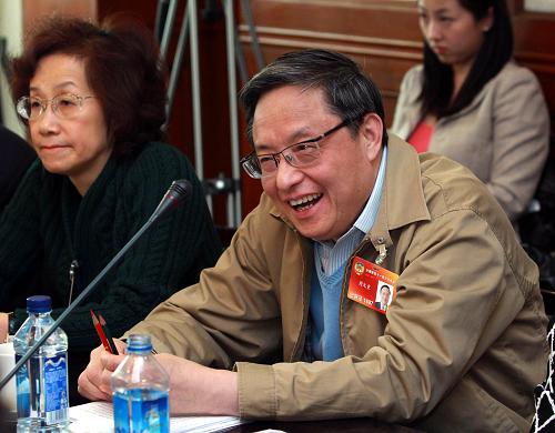 3月6日,刚刚卸任驻美大使的全国政协常委周文重在接受新华社记者专访时表示,美方应该采取主动,消除两国关系的负面影响。周文重说,奥巴马执政的第一年,两国关系总体平稳。进入第二年遇到一些困难,出现的问题不是新问题,而是中美关系中的老问题,主要原因是美方没有遵守中美三个联合公报。“现在球在美国一方。” 这位资深外交官认为,中美关系对双方、对世界都非常重要。这些年两国关系的发展给双方都带来了实实在在的利益。同时,两国在一些方面有着不同看法,有的分歧是根本性的。 “如何克服分歧是中美需要解决的问题。尤其在当前,希望美方能拿出切实行动,消除对两国关系已造成的负面影响。”新华社记者 庞兴雷 摄