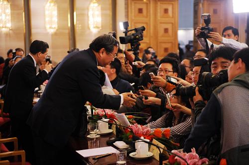 3月8日,全国政协十一届三次会议在北京人民大会堂举行记者会,主题是“走进世博、共享世博”。全国政协副主席万钢和全国政协委员万季飞、张海迪、周汉民、赵进军、李瑞英出席并回答记者提问。这是发布会结束后,意犹未尽的记者仍然争相提问。 新华社记者 李紫恒摄