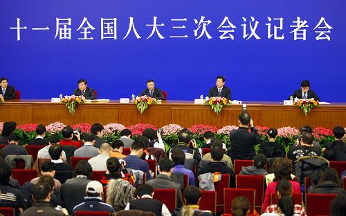 十一届全国人大三次会议举行记者会 3月8日,十一届全国人大三次会议在北京人民大会堂举行记者会,住房和城乡建设部部长姜伟新、卫生部部长陈竺、人力资源和社会保障部副部长胡晓义就保障和改善民生问题答记者问。 新华社记者陈建力摄