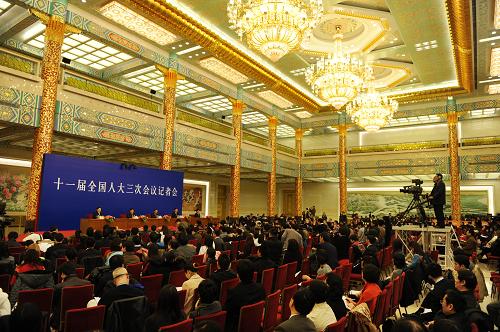 十一届全国人大三次会议举行记者会 3月8日,十一届全国人大三次会议在北京人民大会堂举行记者会,住房和城乡建设部部长姜伟新、卫生部部长陈竺、人力资源和社会保障部副部长胡晓义就保障和改善民生问题答记者问。 新华社记者李紫恒摄