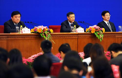 3月8日,十一届全国人大三次会议在北京人民大会堂举行记者会,住房和城乡建设部部长姜伟新、卫生部部长陈竺、人力资源和社会保障部副部长胡晓义就保障和改善民生问题答记者问。 这是姜伟新(中)在回答记者提问。 新华社记者李紫恒摄