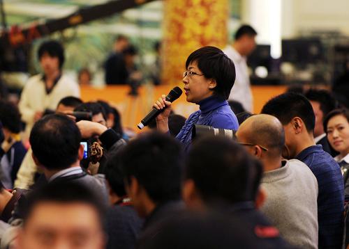 3月8日,十一届全国人大三次会议在北京人民大会堂举行记者会,住房和城乡建设部部长姜伟新、卫生部部长陈竺、人力资源和社会保障部副部长胡晓义就保障和改善民生问题答记者问。这是一名女记者率先提问。新华社记者 李紫恒摄