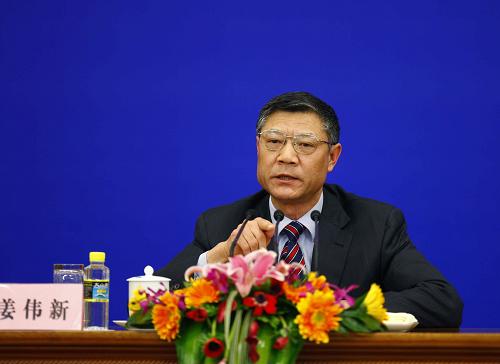 这是姜伟新在回答记者提问。新华社记者陈建力摄