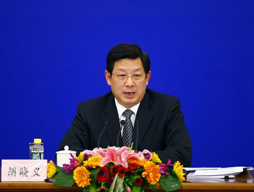 这是胡晓义在回答记者提问。 新华社记者陈建力摄
