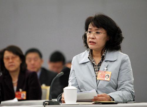 3月4日,全国政协委员张海迪在小组讨论会上说,残疾人是社会弱势群体中最困难的,他们在医疗、康复、教育、就业、社会保障等方面有很多困难。医疗保障是当前农村残疾人反映最强烈、也是最期待解决的问题。希望全社会都能关注农村残疾人医疗问题,提高残疾人的生命质量。 新华社记者兰红光摄