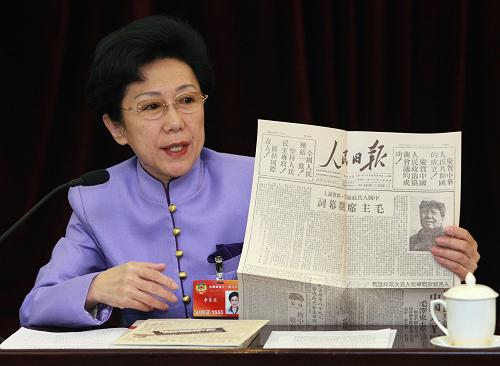 3月4日,在新闻出版界分组讨论会上,全国政协委员李东东拿着一份1949年9月22日出版的刊载有全国政协第一届会议新闻的《人民日报》报样说,要继承全国政协的光荣传统,积极履行职责,充分发挥新闻出版界在文化体制改革和文化产业发展中的作用。 新华社记者庞兴雷摄