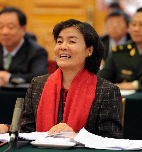 3月7日,来自广东的全国人大代表李妙娟在分组会上发言。 新华社记者饶爱民摄