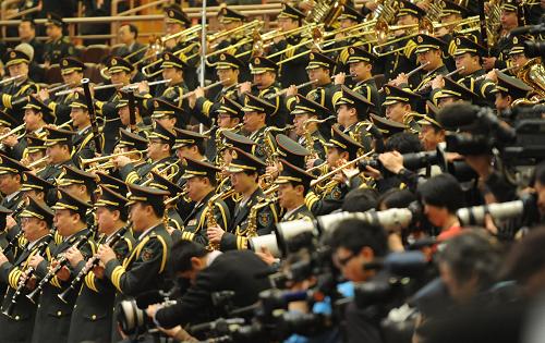 3月14日,第十一届全国人民代表大会第三次会议在北京人民大会堂举行闭幕会。这是军乐团在演奏。 新华社记者 杨宗友 摄