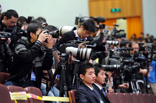 3月14日,第十一届全国人民代表大会第三次会议在北京人民大会堂举行闭幕会。这是记者在现场采访。 新华社记者 饶爱民 摄