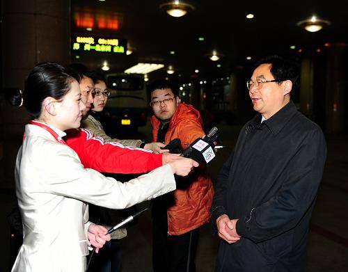 3月2日5时59分,来自河南省的全国人大代表乘坐K180次列车抵达北京西客站,成为首批抵京参加十一届全国人大三次会议的京外代表。这是化有勋代表接受采访。新华社记者 张铎 摄