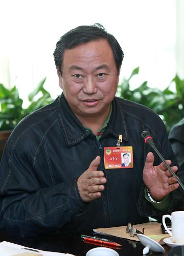 全国政协委员万季飞说,上海世博会期间将举办一系列国际文化和经贸交流活动,在全球金融危机和灾害频繁的背景下,上海世博会是传播友谊的重要平台。新华社记者 庞兴雷 摄
