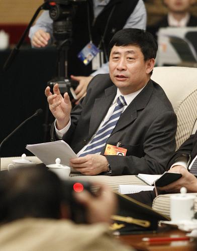 来自上海的全国人大代表洪浩建议,政府应该抓住世博机遇,放大世博效应,并以世博为平台,推进公共外交。在国内,大力推广运用园区科技成果,并可组织学生参观园区,发挥世博的社会教育功能。新华社记者 丁林 摄