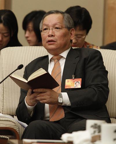 来自上海的全国人大代表王战说,应该抓住世博会的重大战略机遇,进一步深化浦东改革开放,拓展浦东的示范带头作用,提升浦东的核心功能作用。新华社记者 丁林 摄