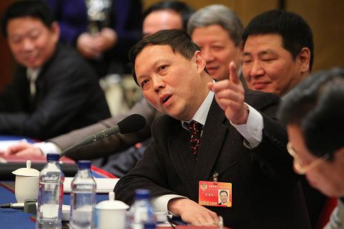 全国政协委员金建华说,目前上海世博会在交通运输、安全、接待等方面的硬件设施已经准备好,但是在服务意识等软件方面还有提高余地。新华社记者 邢广利 摄