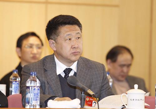 全国政协委员马立群说,北京奥运会让世界了解了中国,上海世博会可以让中国更多地了解世界,学习借鉴国外的城市建筑文化,提高我国城市建筑设计的水平。中国的建筑设计师和建筑类师生有机会应该去上海,仔细研究世博场馆的设计风格和先进技术。新华社记者 丁林 摄