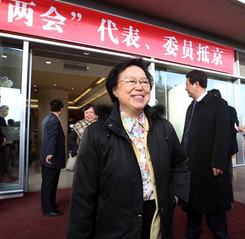 3月2日,来自香港出席十一届全国人大三次会议的全国人大代表抵达北京首都国际机场。新华社记者刘卫兵摄