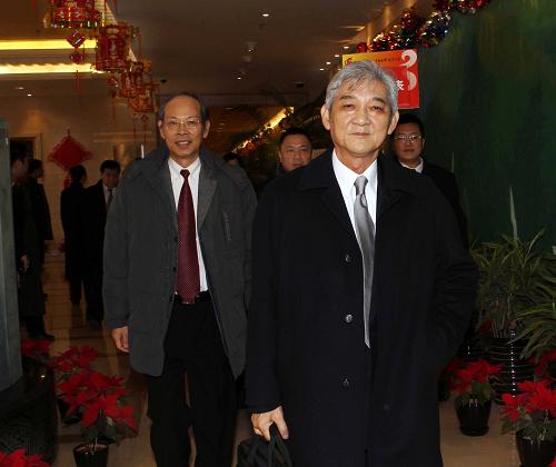 3月2日,来自澳门出席十一届全国人大三次会议的全国人大代表抵达北京首都国际机场。新华社记者刘卫兵摄