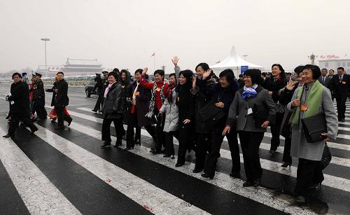 3月8日,十一届全国人大三次会议在北京人民大会堂举行第二次全体会议。这是全国人大代表冒雪抵达天安门广场。新华社记者陈树根摄