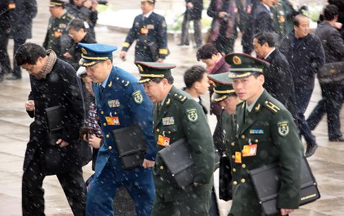 3月8日,十一届全国人大三次会议在北京人民大会堂举行第二次全体会议。这是全国人大代表冒雪抵达天安门广场。新华社记者王建民摄