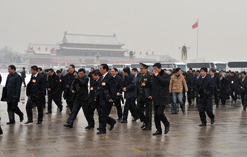 3月8日,十一届全国人大三次会议在北京人民大会堂举行第二次全体会议。这是全国人大代表冒雪抵达天安门广场。新华社记者 刘泉龙 摄