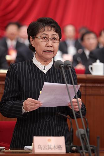 3月8日,十一届全国人大三次会议在北京人民大会堂举行第二次全体会议,听取全国人大常委会副委员长王兆国关于中华人民共和国全国人民代表大会和地方各级人民代表大会选举法修正案草案的说明。这是乌云其木格主持会议。新华社记者鞠鹏摄