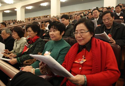 3月8日,十一届全国人大三次会议在北京人民大会堂举行第二次全体会议,听取全国人大常委会副委员长王兆国关于中华人民共和国全国人民代表大会和地方各级人民代表大会选举法修正案草案的说明。这是全国政协委员列席会议。