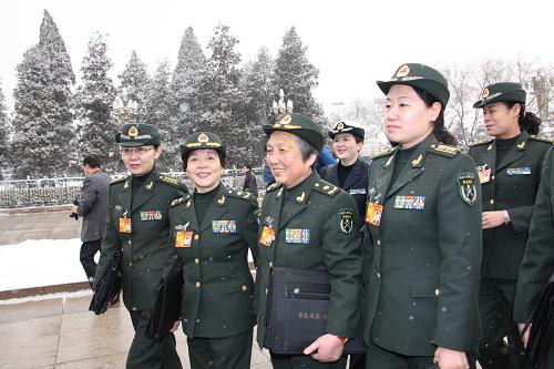 3月8日是国际劳动妇女节,一场春雪降临京城,女代表们冒雪前往北京人民大会堂,参加十一届全国人大三次会议第二次全体会议,在工作中度过自己的节日。新华社记者 王建民 摄