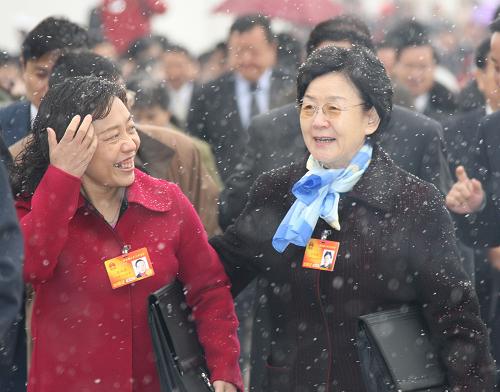 3月8日是国际劳动妇女节,一场春雪降临京城,女代表们冒雪前往北京人民大会堂,参加十一届全国人大三次会议第二次全体会议,在工作中度过自己的节日。新华社记者 王建民 摄
