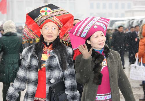 3月8日是国际劳动妇女节,一场春雪降临京城,女代表们冒雪前往北京人民大会堂,参加十一届全国人大三次会议第二次全体会议,在工作中度过自己的节日。新华社记者 王建民 摄