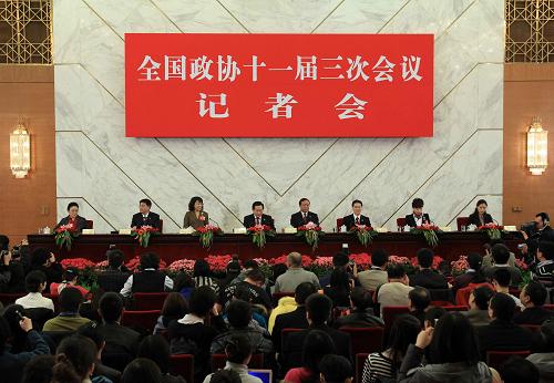 3月8日,全国政协十一届三次会议在北京人民大会堂举行记者会,主题是“走进世博、共享世博”。全国政协副主席万钢和全国政协委员万季飞、张海迪、周汉民、赵进军、李瑞英出席并回答记者提问。新华社记者庞兴雷摄