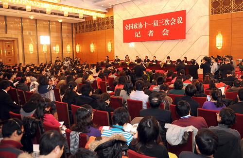 3月8日,全国政协十一届三次会议在北京人民大会堂举行记者会,主题是“走进世博、共享世博”。全国政协副主席万钢和全国政协委员万季飞、张海迪、周汉民、赵进军、李瑞英出席并回答记者提问。新华社记者李紫恒摄