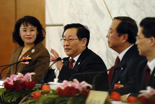 3月8日,全国政协十一届三次会议在北京人民大会堂举行记者会,主题是“走进世博、共享世博”。全国政协副主席万钢和全国政协委员万季飞、张海迪、周汉民、赵进军、李瑞英出席并回答记者提问。这是全国政协副主席万钢(左二)回答记者提问。新华社记者章磊摄