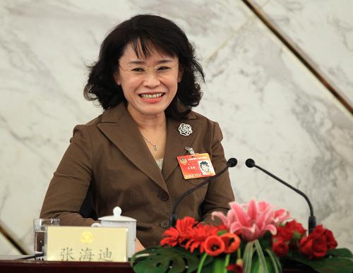 3月8日,全国政协十一届三次会议在北京人民大会堂举行记者会,主题是“走进世博、共享世博”。全国政协副主席万钢和全国政协委员万季飞、张海迪、周汉民、赵进军、李瑞英出席并回答记者提问。这是张海迪回答记者提问。新华社记者庞兴雷摄