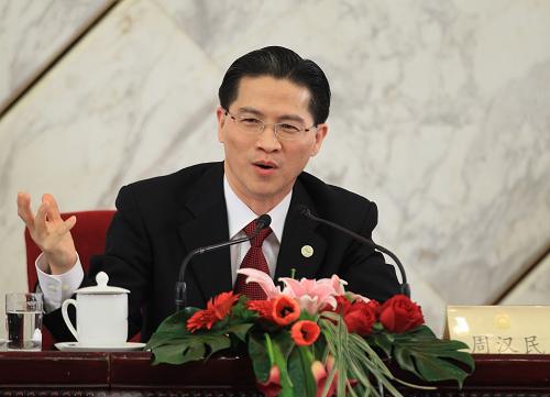 3月8日,全国政协十一届三次会议在北京人民大会堂举行记者会,主题是“走进世博、共享世博”。全国政协副主席万钢和全国政协委员万季飞、张海迪、周汉民、赵进军、李瑞英出席并回答记者提问。这是周汉民回答记者提问。新华社记者庞兴雷摄