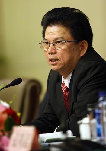 3月9日,十一届全国人大三次会议新闻中心举行主题为“经济发展方式转变与中国工会作用”的集体采访。全国总工会副主席、书记处书记张鸣起,全国人大代表、广东省人大常委会副主任、省总工会主席邓维龙,全国总工会新闻发言人、宣教部部长李守镇,全国总工会基层组织建设部部长郭稳才,全国总工会保障工作部部长邹震出席并回答记者提问。这是邓维龙回答记者提问。新华社记者 袁满 摄