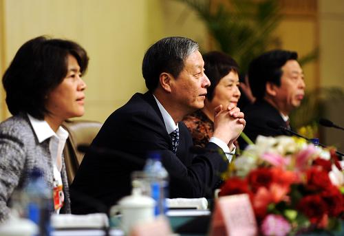 3月10日,全国政协十一届三次会议新闻中心举行主题为“政协委员谈推进教育改革”的集体采访。全国政协委员、北京师范大学校长钟秉林,全国政协委员、华东师范大学党委书记张济顺,全国政协委员、北京大学常务副校长、北京大学医学部常务副主任柯杨,全国政协委员、山西省教育厅厅长李东福,全国政协委员、宁夏回族自治区工商联副主席、银川大学校长孙珩超,全国政协委员、北京师范大学教育学院学前教育系主任刘焱出席并回答记者提问。这是全国政协委员、北京师范大学校长钟秉林(左二)等在倾听记者提问。新华社记者 李紫恒摄