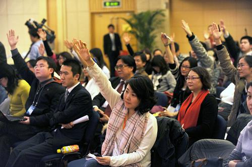 3月10日,全国政协十一届三次会议新闻中心举行主题为“政协委员谈推进教育改革”的集体采访。全国政协委员、北京师范大学校长钟秉林,全国政协委员、华东师范大学党委书记张济顺,全国政协委员、北京大学常务副校长、北京大学医学部常务副主任柯杨,全国政协委员、山西省教育厅厅长李东福,全国政协委员、宁夏回族自治区工商联副主席、银川大学校长孙珩超,全国政协委员、北京师范大学教育学院学前教育系主任刘焱出席并回答记者提问。这是记者踊跃举手请求提问。新华社记者李紫恒摄
