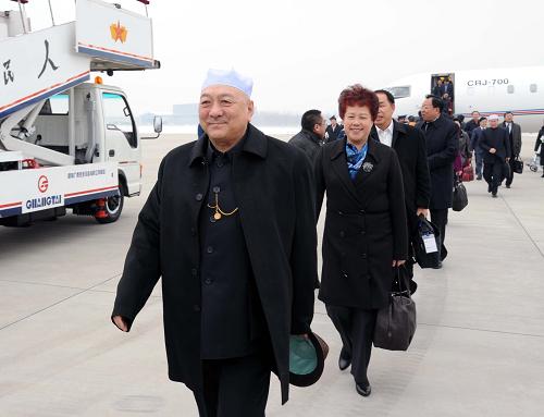 3月1日,来自宁夏回族自治区出席全国政协十一届三次会议的全国政协委员抵达北京。新华社记者 李涛 摄