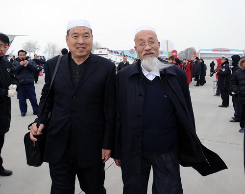 3月1日,来自甘肃省出席全国政协十一届三次会议的全国政协委员抵达北京。 新华社记者李涛摄
