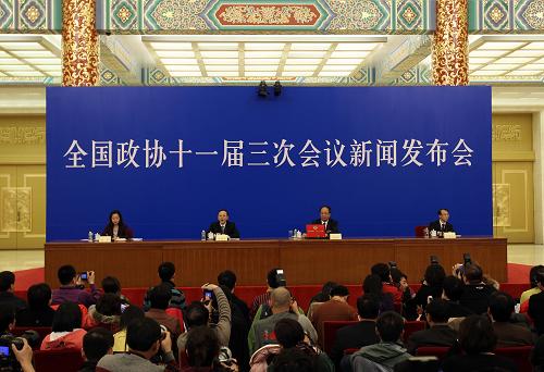 3月2日,全国政协十一届三次会议新闻发布会在北京人民大会堂举行。大会发言人赵启正介绍会议有关情况并回答中外记者提问。 新华社记者 丁林 摄