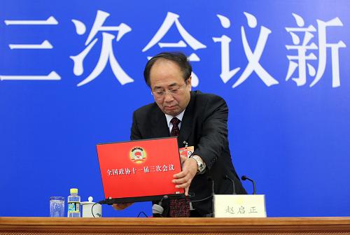 3月2日,全国政协十一届三次会议新闻发布会在北京人民大会堂举行。大会发言人赵启正介绍会议有关情况并回答中外记者提问。这是新闻发布会前,赵启正在摆放笔记本电脑。新华社记者 谢环驰 摄