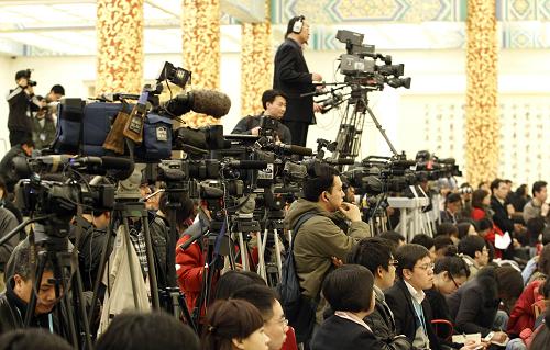 3月2日,全国政协十一届三次会议新闻发布会在北京人民大会堂举行。大会发言人赵启正介绍会议有关情况并回答中外记者提问。这是记者在新闻发布会上采访。新华社记者 丁林 摄